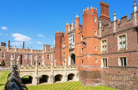 tudor palace hampton court